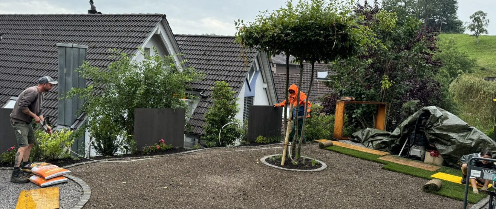 Gartenumgestaltung in Reitnau während Rollrasen verlegen