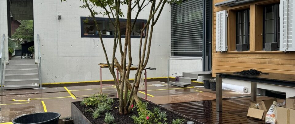 Gartenumgestaltung in Reitnau während Holzdeck