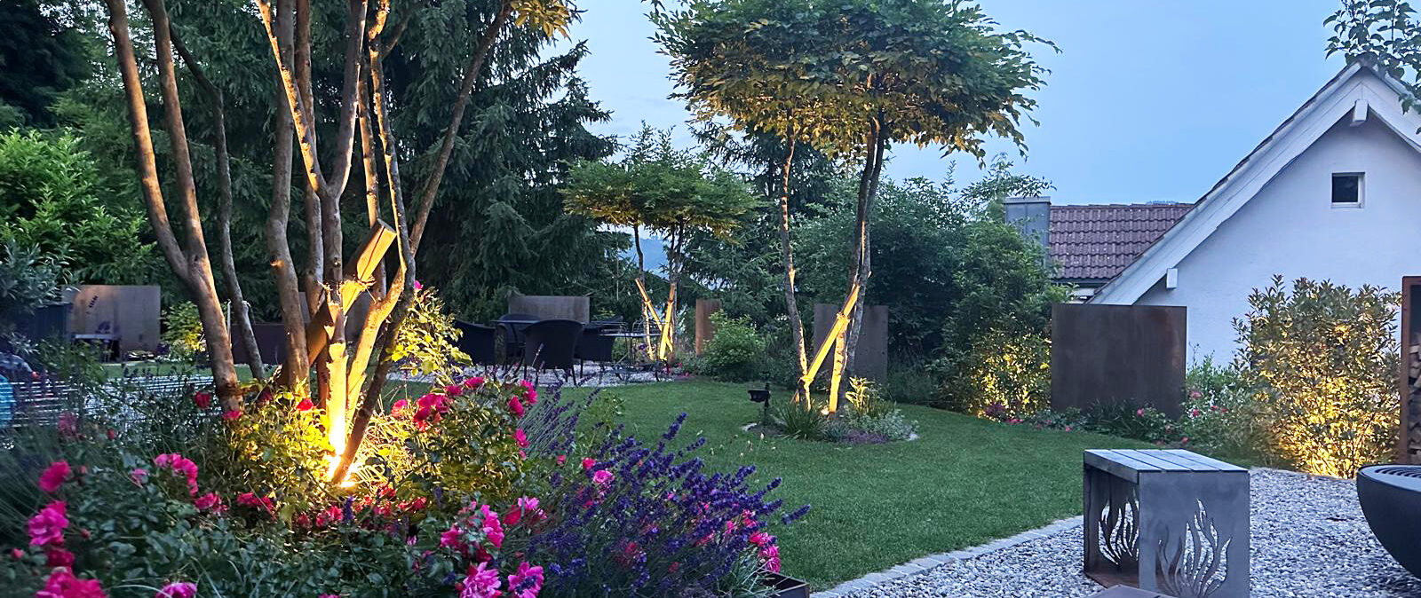 Gartenumgestaltung in Reitnau nachher Abendstimmung Holzdeck