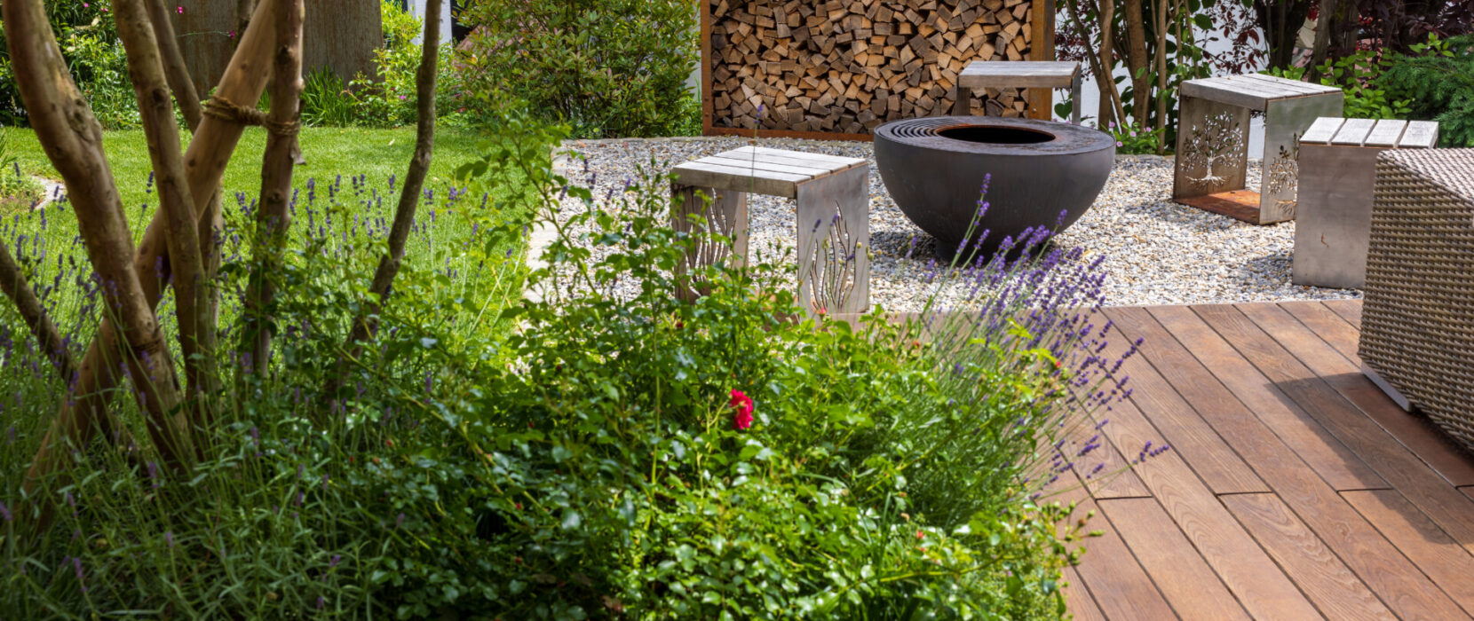 Gartenumgestaltung in Reitnau nachher Grillstelle und Holzdeck