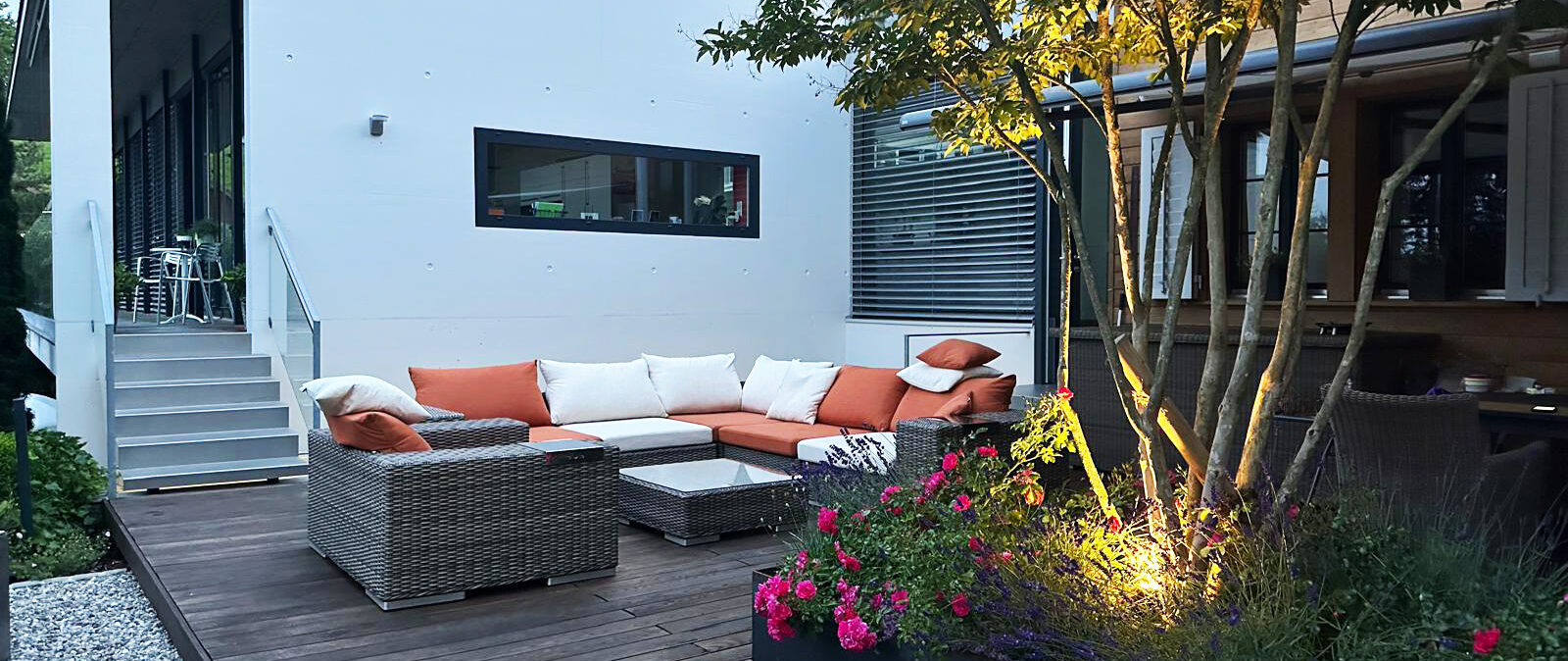 Gartenumgestaltung in Reitnau Sitzplatz mit Holzdeck Abendstimmung