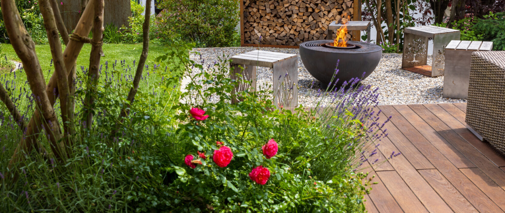 Gartenumgestaltung in Reitnau nachher Holzdeck und Grillstelle